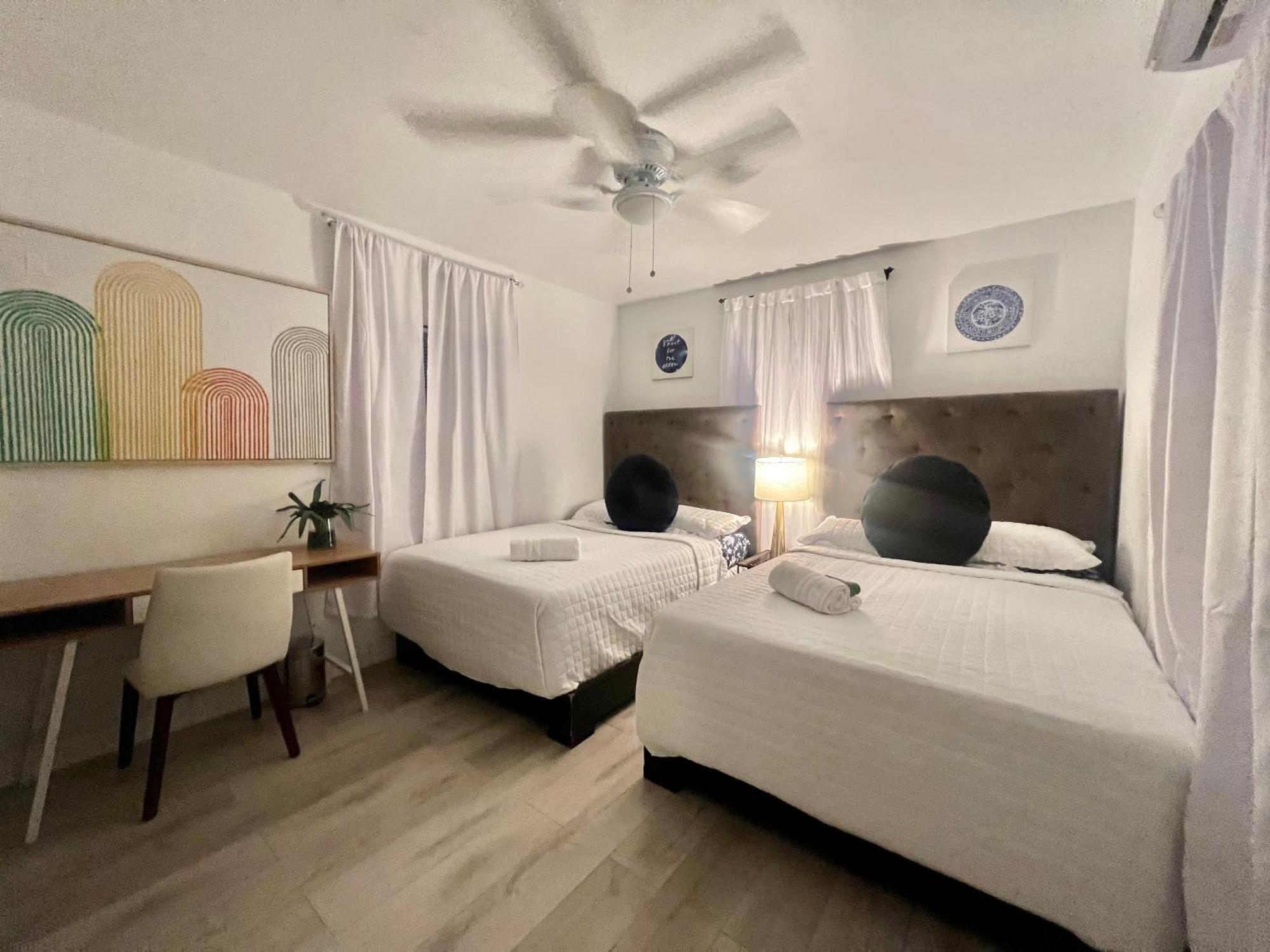 3 Seasons At The Carrington 3 Separate 2 Bedroom 1 Bathroom Apartments And A 3 Bedroom 2 Bathroom Villa Μαϊάμι Εξωτερικό φωτογραφία